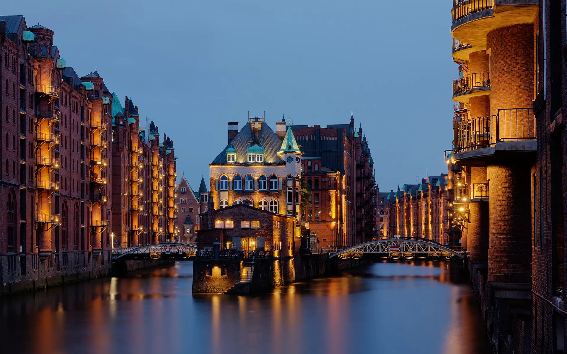 Wasserschloss in der Hamburger Speicherstadt am Abend
