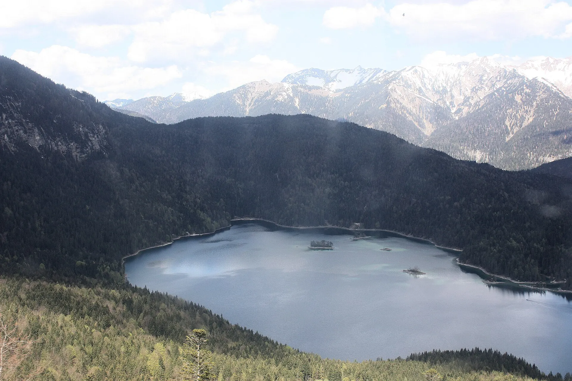 Blick von der Zugspitzbahn auf den Eibsee und das Wettersteingebirge