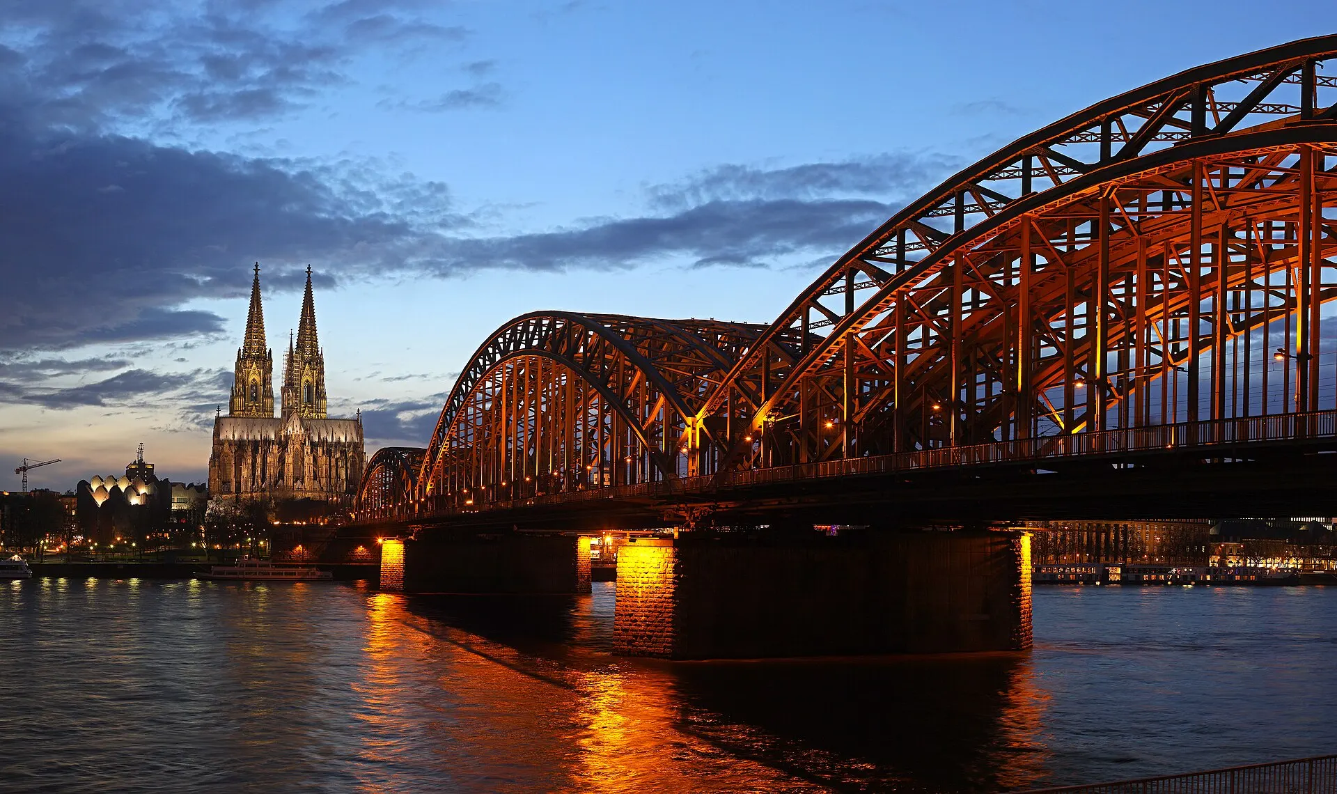 Kölner Dom und Hohenzollernbrücke in der Abenddämmerung