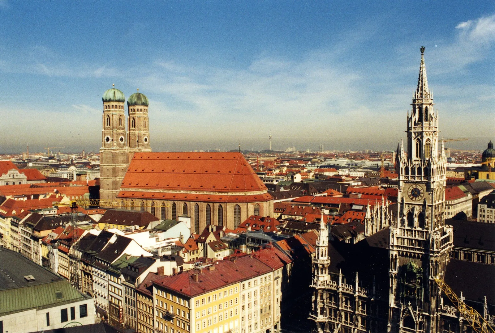 Blick über die Münchner Altstadt mit Frauenkirche und Neuem Rathaus