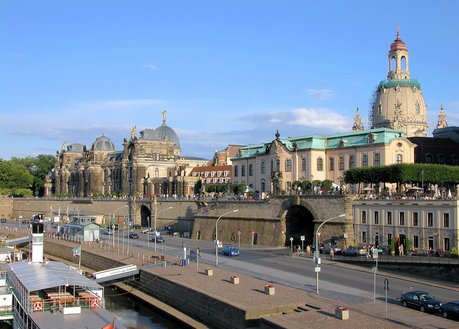 Brühlsche Terrasse und Frauenkirche in Dresden