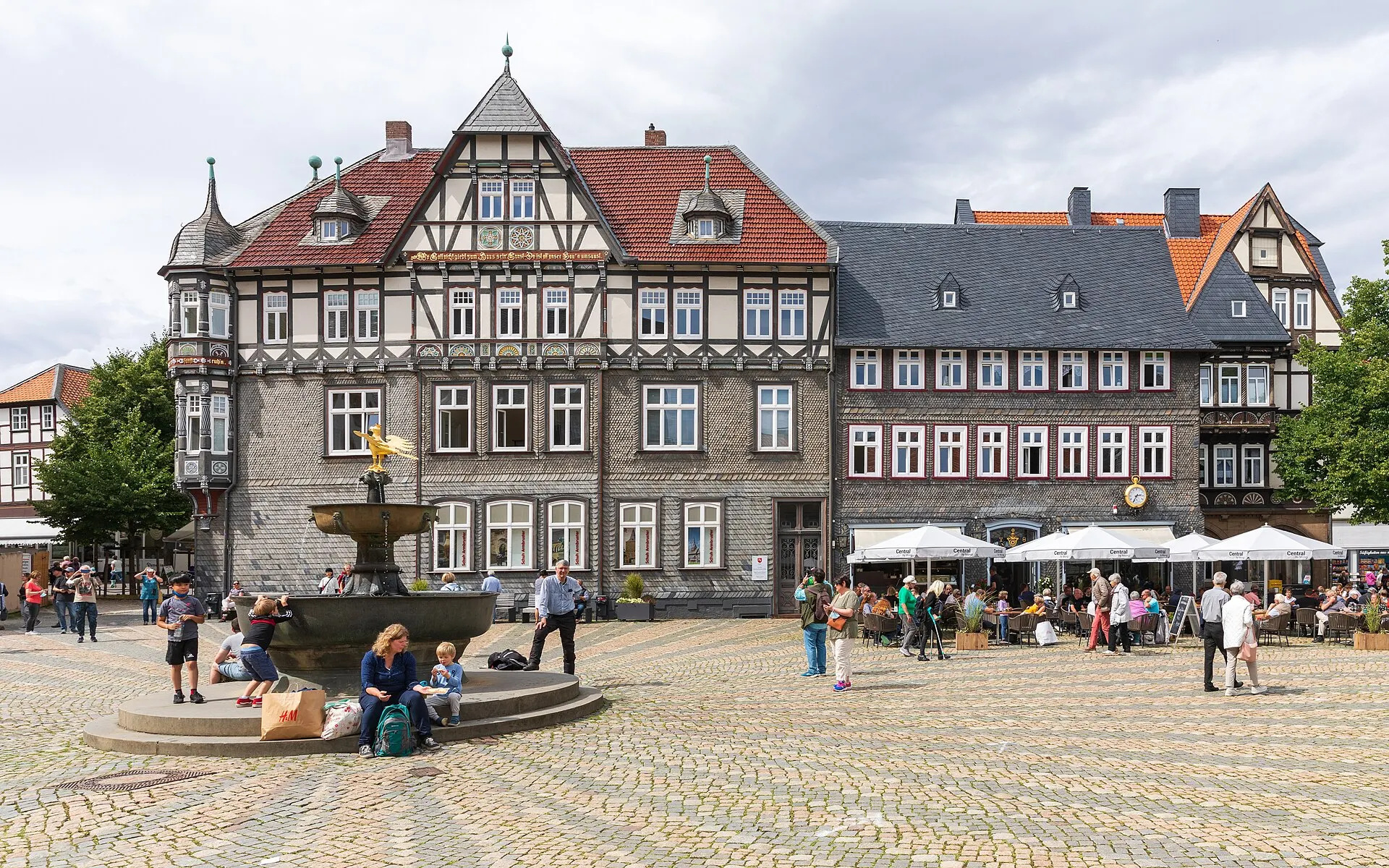 Marktplatz von Goslar mit Fachwerk- und Schieferhäusern