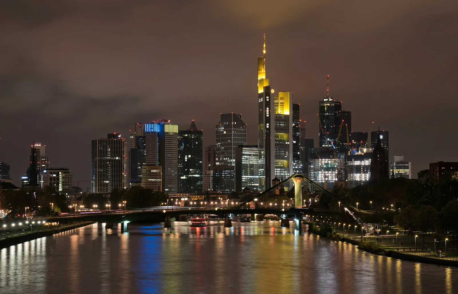 Skyline von Frankfurt am Main bei Nacht mit Mainufer