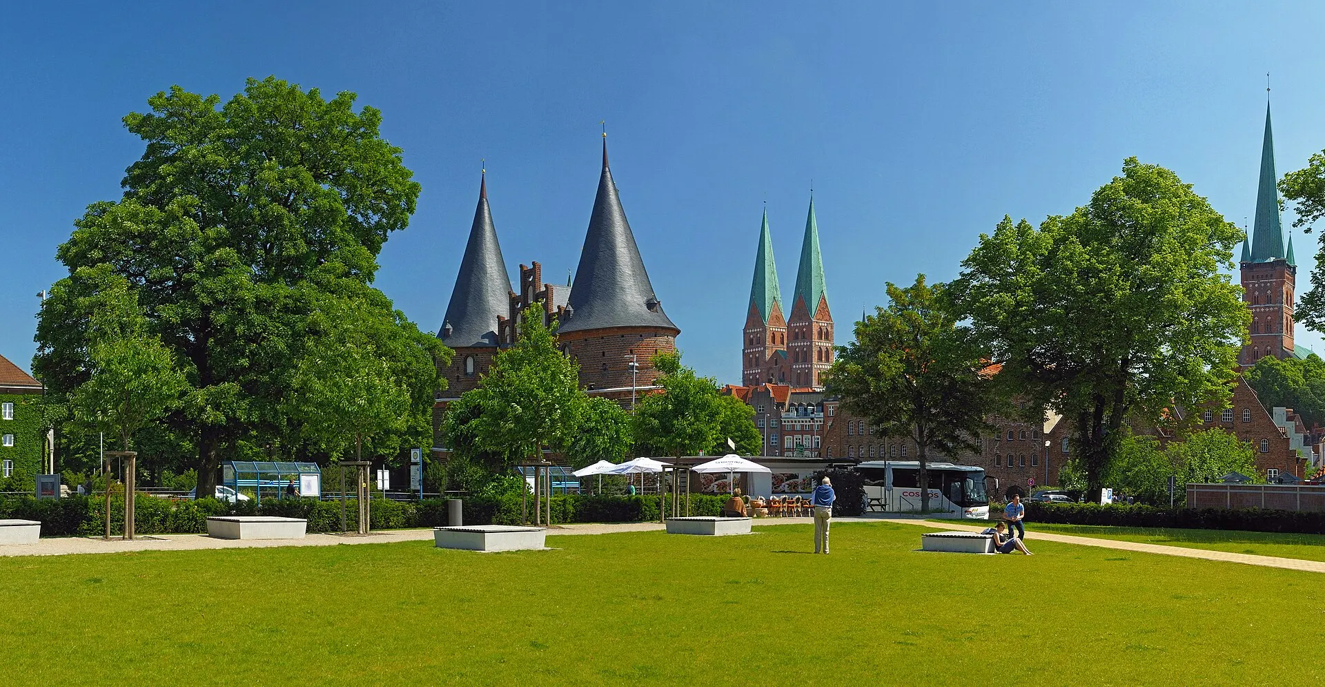 Holstentor mit Marienkirche und Petrikirche in Lübeck