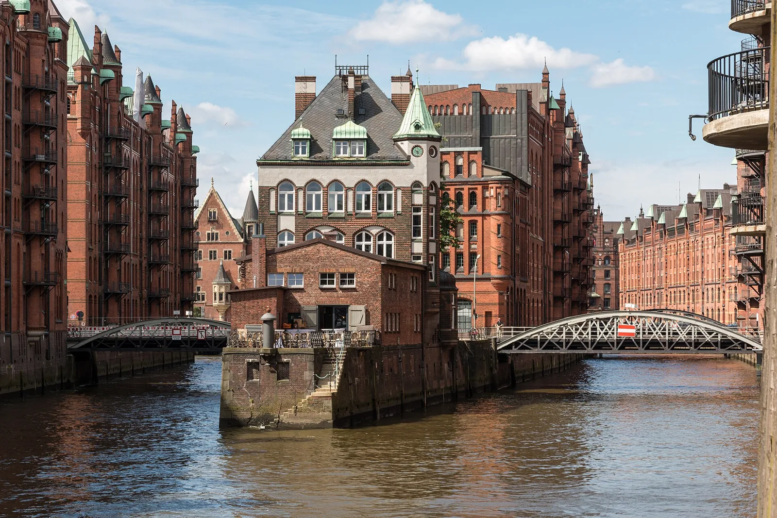 Speicherstadt mit Wasserschloss in Hamburg